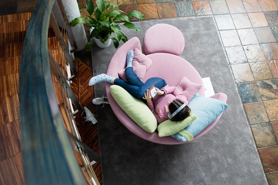 Mynest chica escuchando música